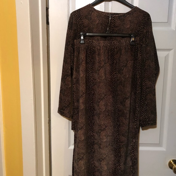 Gorgeous Two piece Velour Outfit! Top & Skirt! - Picture 2 of 4